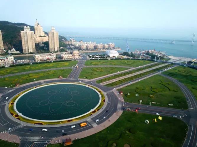 大连星海广场是亚洲最大广场吗,大连星海广场的面积约是176公顷吗