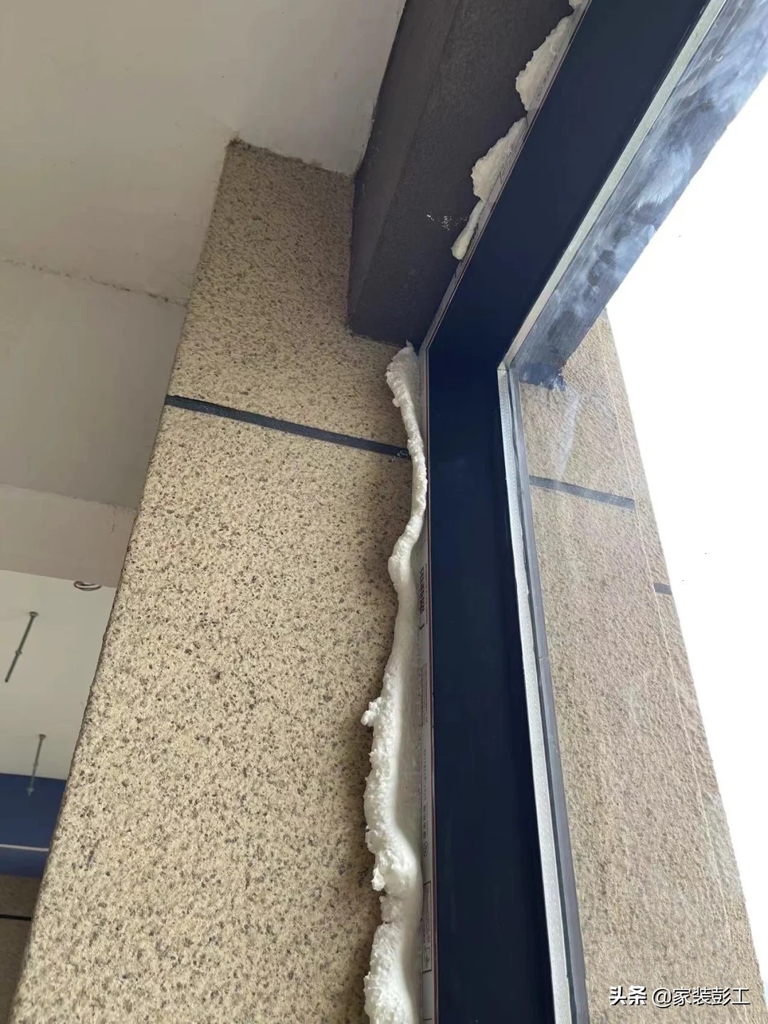 乳胶漆墙面用什么胶粘发泡板牢固,发泡胶填补墙洞做乳胶漆会开裂吗