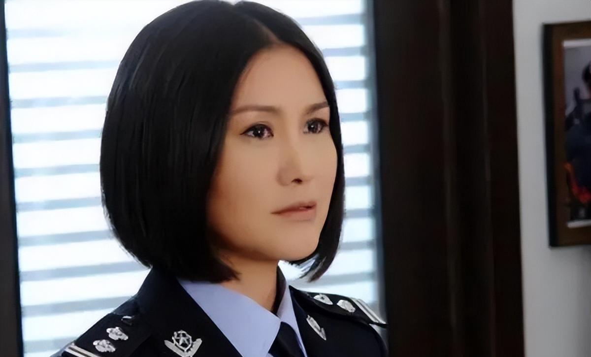 明明油头粉面,却偏要尬演警察,这6位女星演的刑警,真让人难受
