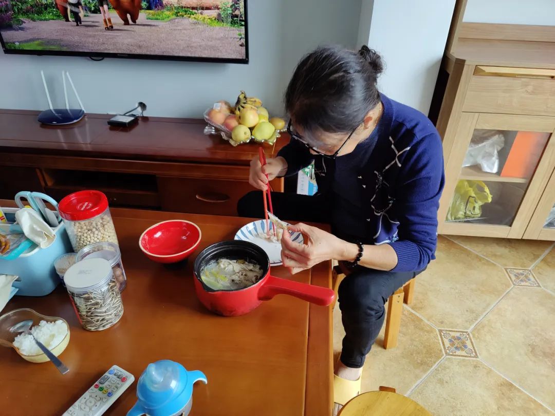 男童喜咬手指甲被诊为自毁容貌症,5岁男孩患自毁容貌症