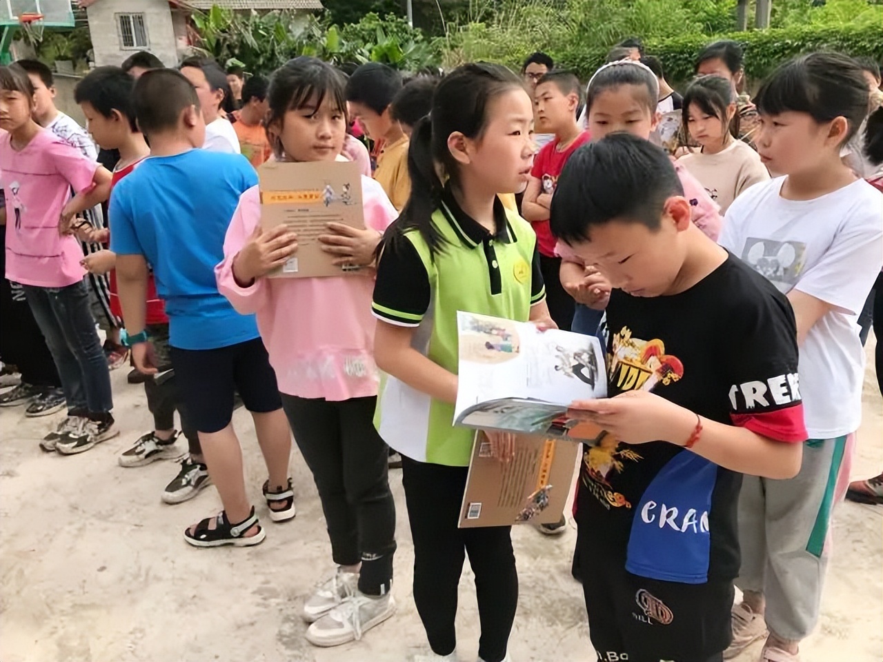 南充市共兴小学关爱留守儿童,四川关爱留守儿童公益行