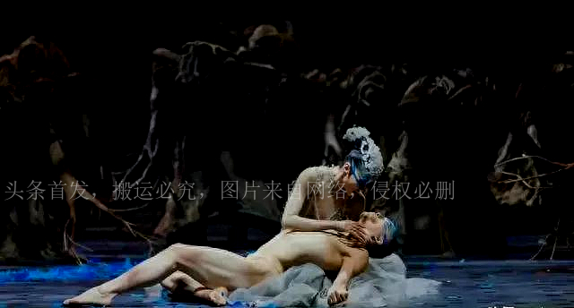 女舞者手舞,舞蹈女孩下腰手抓脚展示