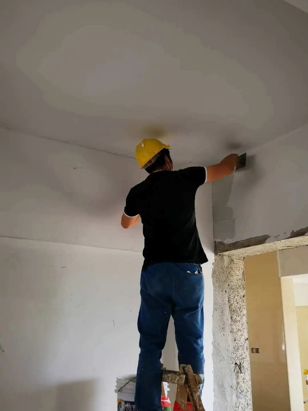 天花板发霉怎样处理最佳,天花板发霉如何解决