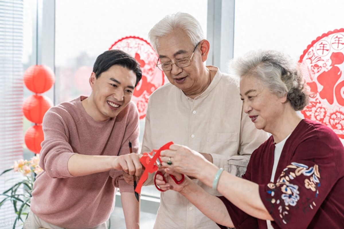 老人去儿子家养老视频,老人到底该不该去儿女家养老