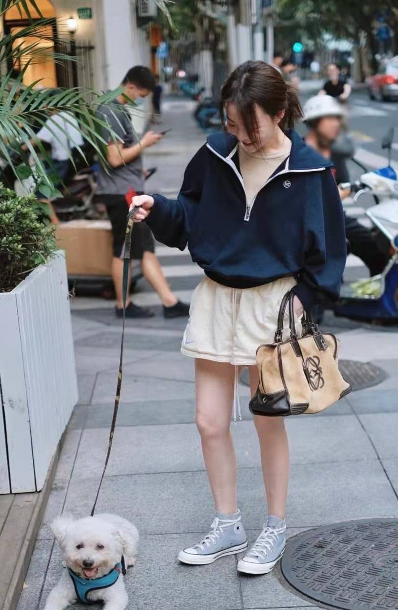 今年流行连帽卫衣内搭洋气又时髦,拉链款宽松版卫衣怎么穿时尚漂亮