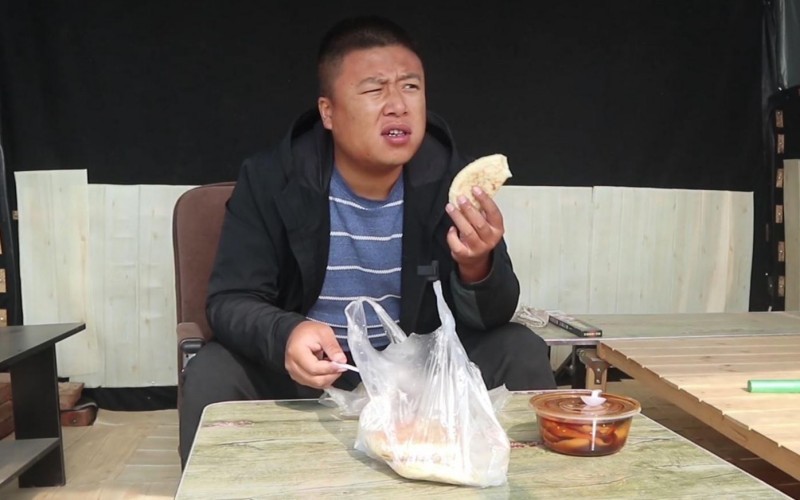 男子买7吨米中9瓶茅台结果,男子买饮料中奖兑换96瓶原视频