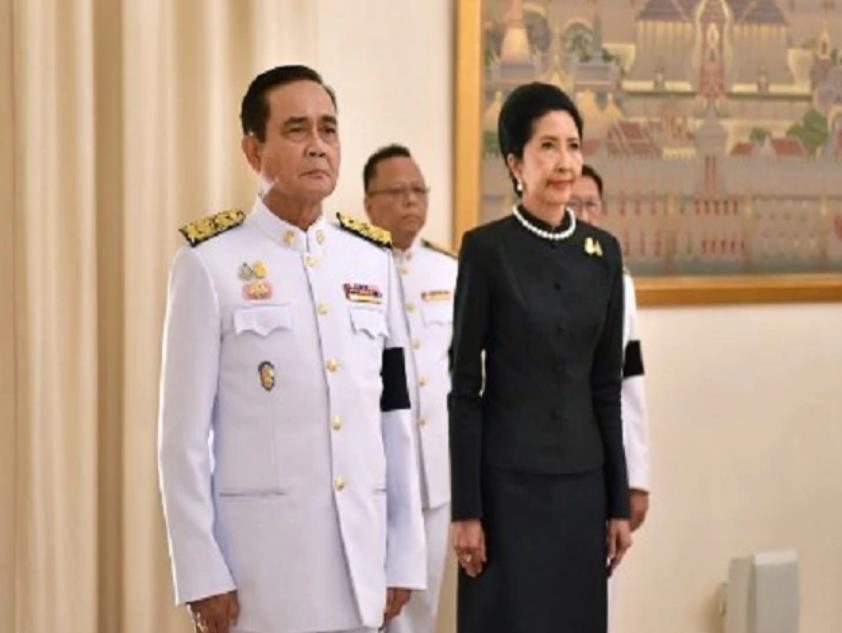 泰国第一夫人美出圈，盛装出席APEC晚宴，行屈膝时宛如童话公主