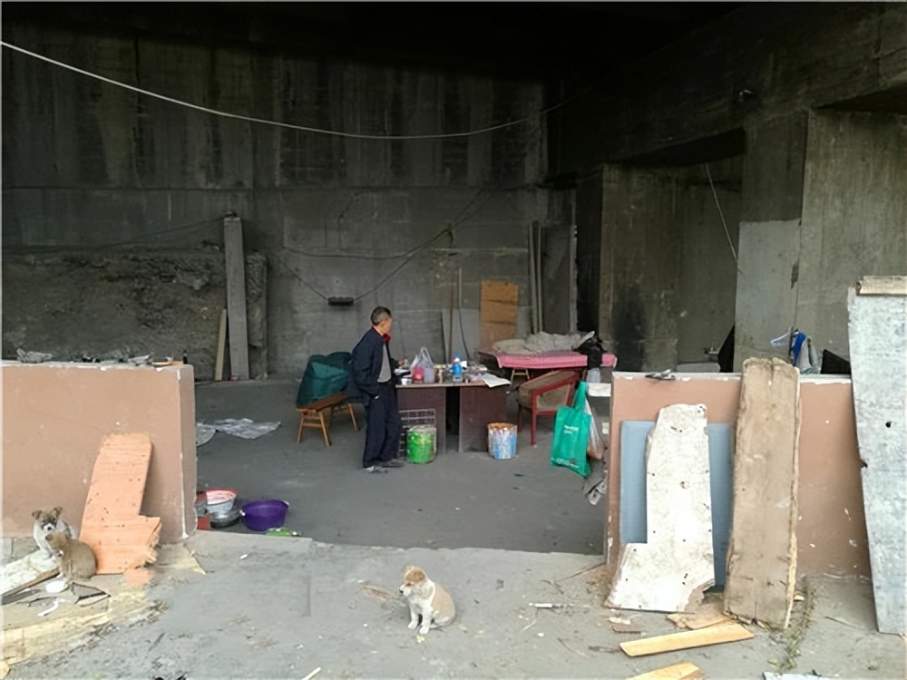 遂宁男子十年蜗居桥洞研究彩票,四川老汉研究彩票住桥洞