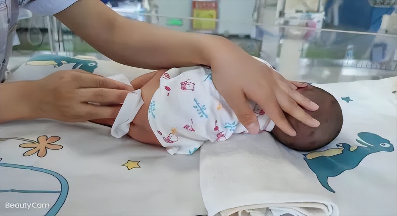 新生宝宝更换尿布的正确方法,怎么给三个月宝宝正确换尿布