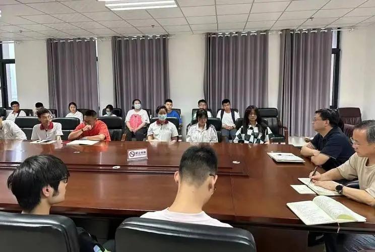 小伙养泥鳅年入百万,90后小伙养变异泥鳅