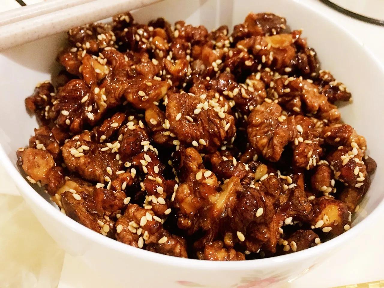 制作琥珀核桃仁最简单的方法,超经典的琥珀核桃仁在家也能做