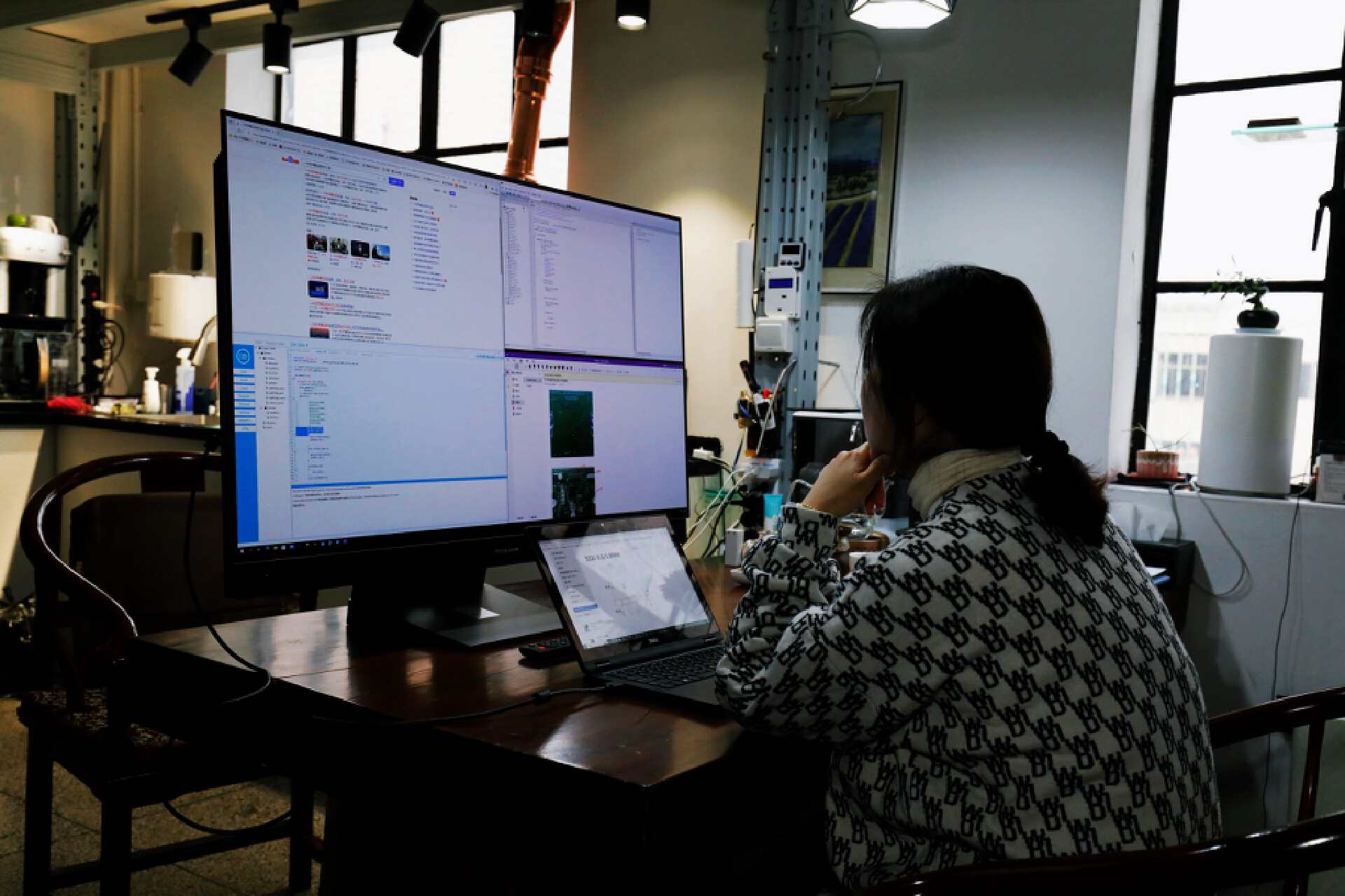 高端电脑显示器一体42.5寸,老板用27寸显示器