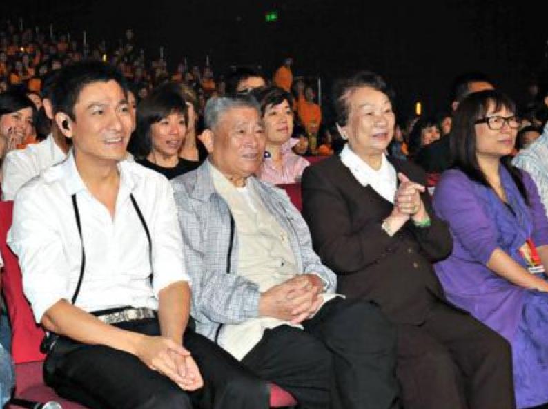 “惨遭吸血”刘德华：身价百亿却让姐姐住贫民窟，她到底做了什么