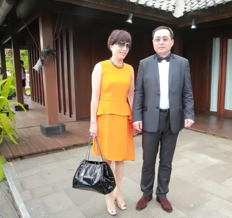 杨幂父母个人简介,杨幂爸爸妈妈资料照片曝光