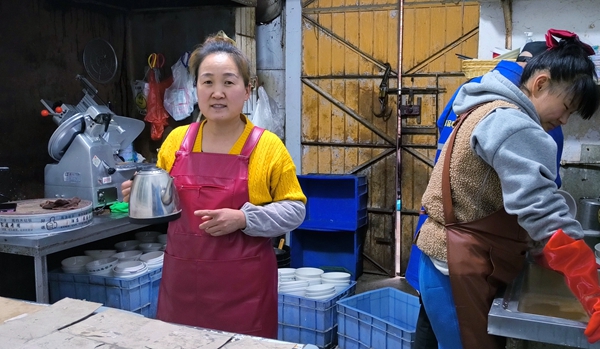 急救女子人工呼吸胸外按压,女医生胸外按压救人