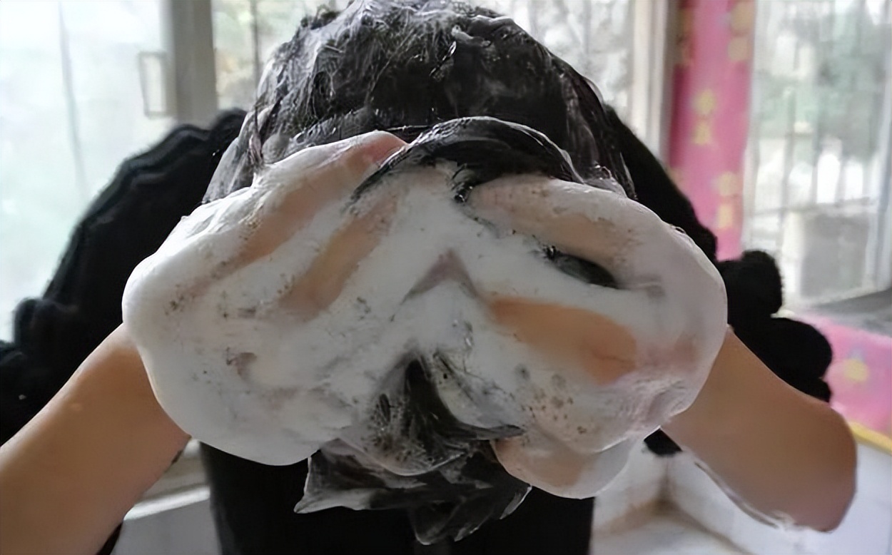 头皮上老是长脓包怎么回事,头皮上总是长疙瘩和脓包如何根治