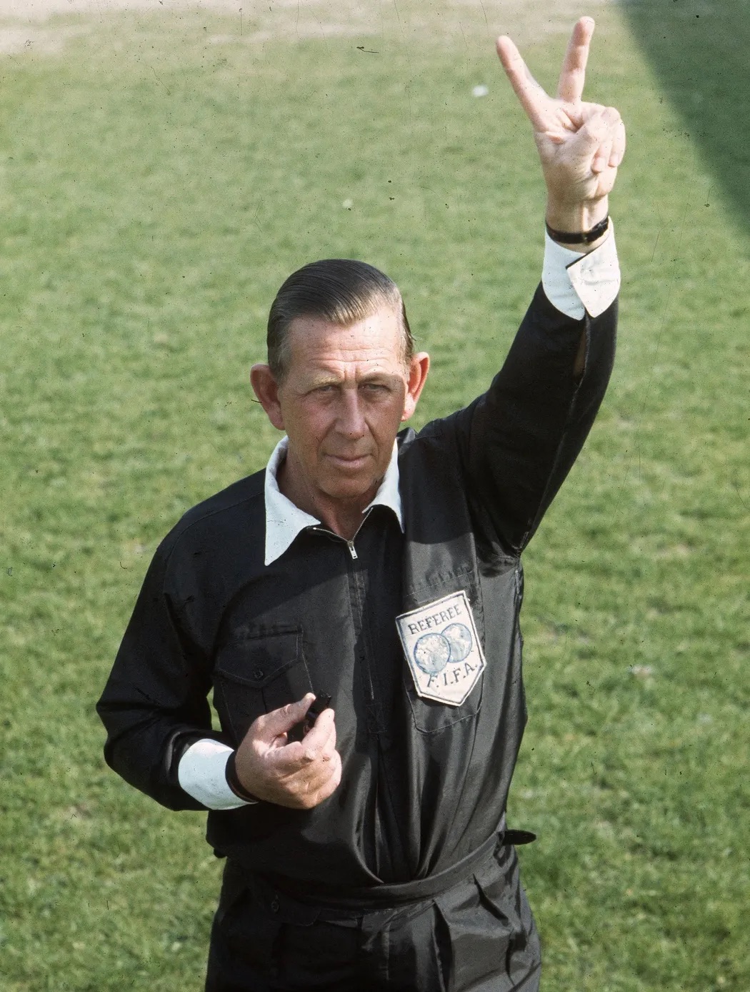 足球红黄牌诞生,红黄牌足球来历