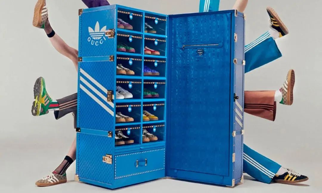 百丽推出“嘭然行动”快闪店；安踏丁氏家族套现逾百亿|鞋业要闻