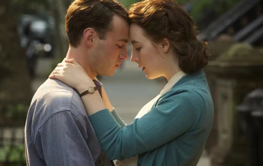 美国影片《布鲁克林》多次出现爱丽丝的定格画面有什么目的？