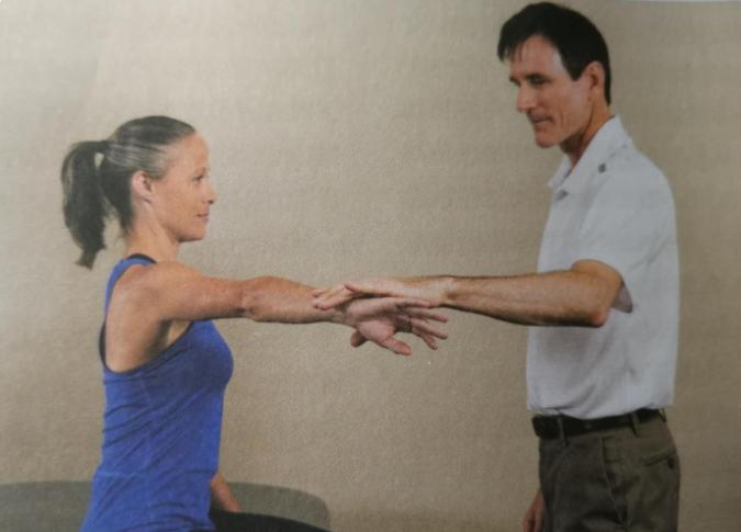 肩周炎是肩痛但肩痛并非肩周炎,肩周炎来袭这4个小动作缓解肩痛