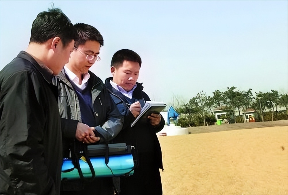 福建海边出现神秘金片，遭渔民哄抢一空，专家调查后：金片不简单