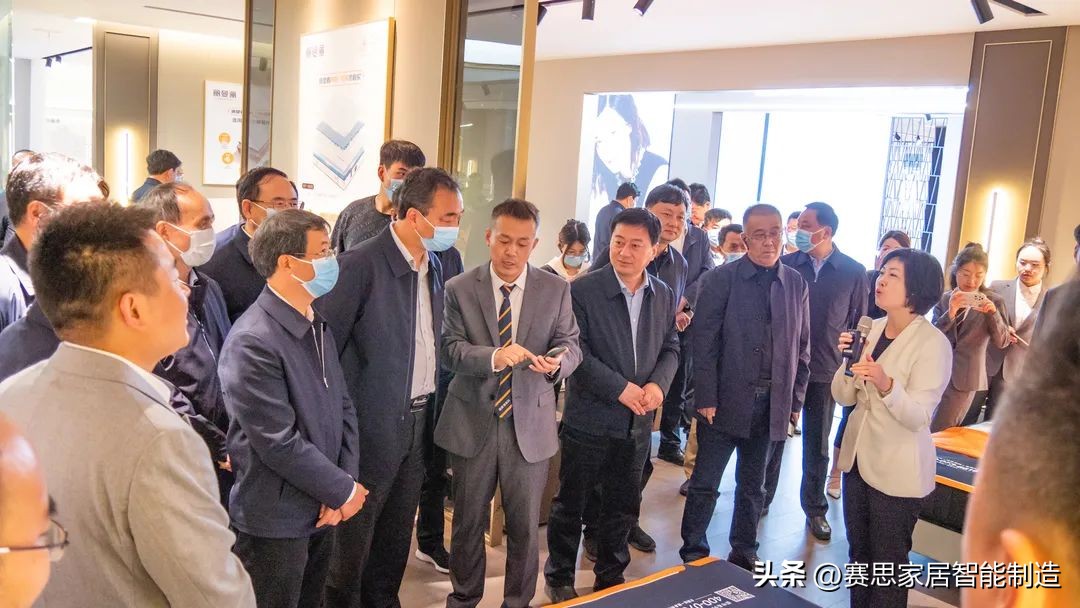 濮阳市委书记万正峰、市长朱良才一行到丽曼俪生产基地参观调研