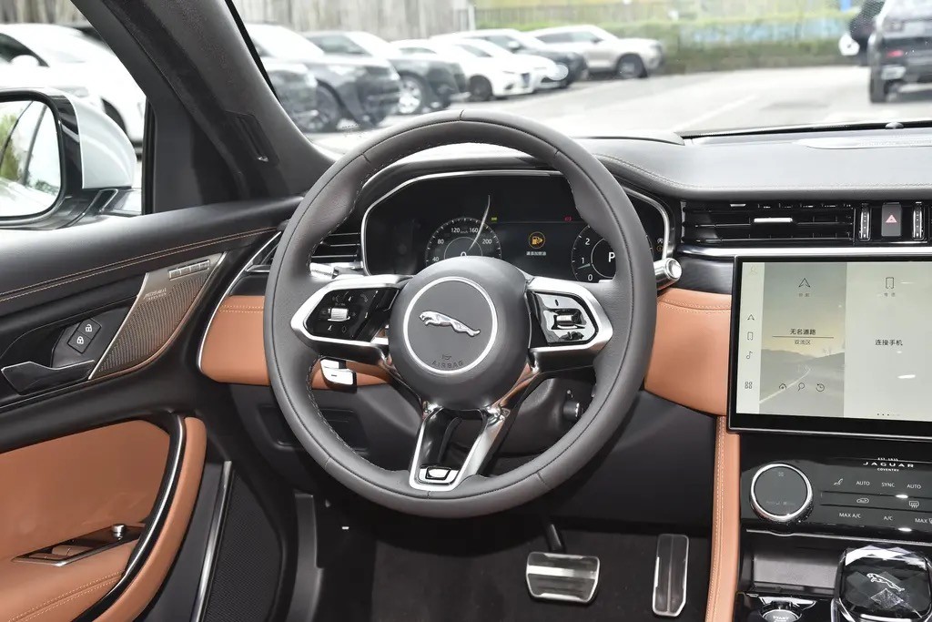 气场比奔驰E级还足，顶配6.4秒破百，还带四驱，捷豹XFL到底如何