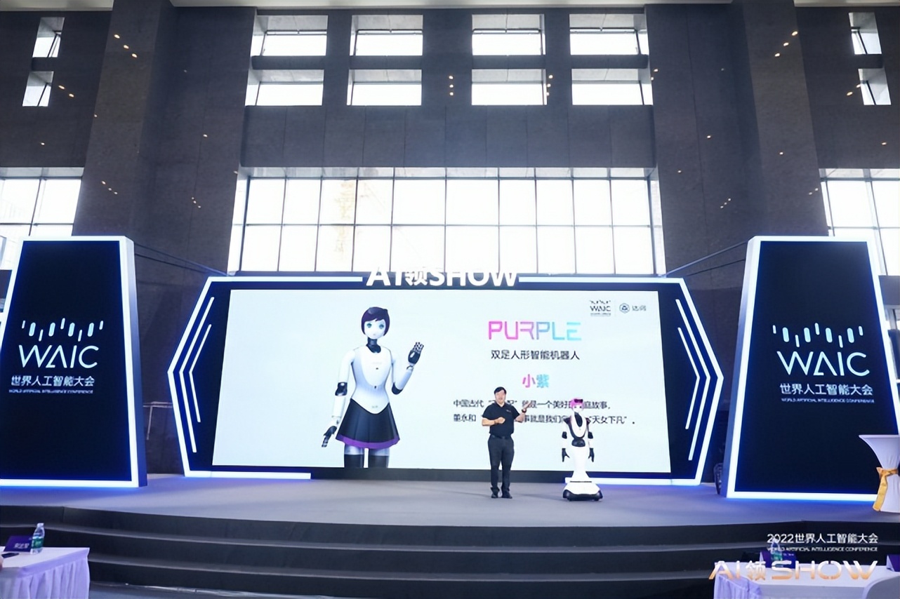 达闼科技搭载大模型的人形机器人,达闼人形双足机器人xr4