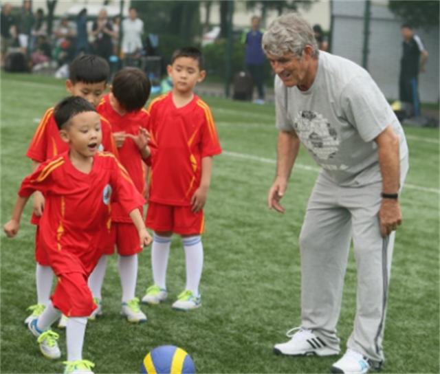 孩子十岁被体育教练看中,米卢夸赞的足球天才