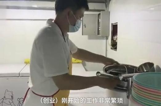 华中师范大学研究生,在夜市摆摊卖鸡爪,只因学了“天坑”专业