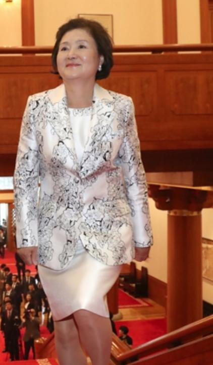 文在寅夫人奢侈品,韩国文在寅夫人42套大衣图片