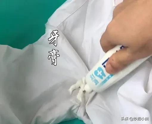 白色衣服腋下黄了怎么洗,穿的衣服腋下发黄怎么避免