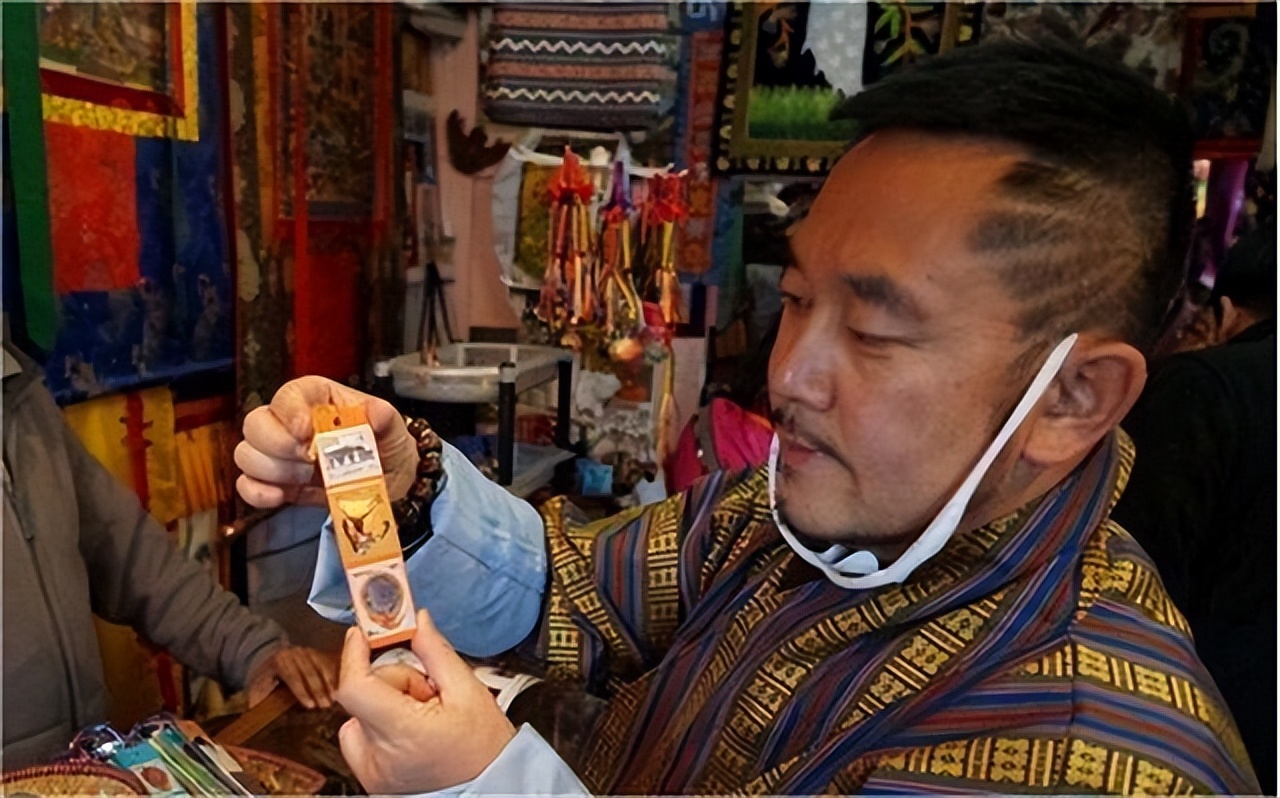 世界上唯一一个禁烟的国家，吸烟罚款，私带*草烟**入狱三年