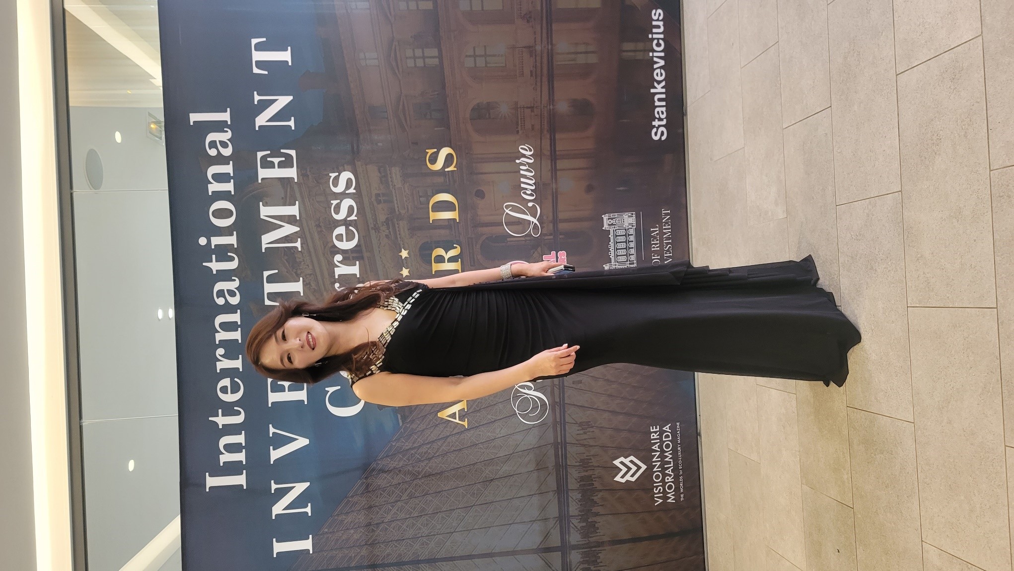 韩国实力艺人李艺英闪耀戛纳电影节，公开演出获好评不断