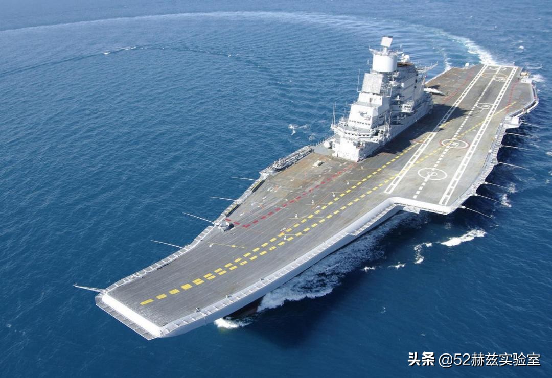 为什么航母旁边有很多小船,为什么航母后面有长长的拖尾