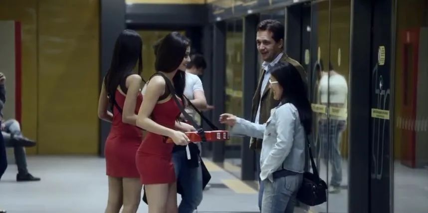 跟着飞机跑、可以喝、会传染，这些户外广告牌不一般