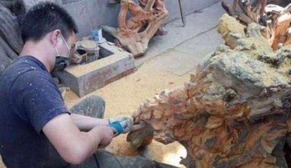 根雕雄狮三百万拒买照片,广西男子雕出15米雄狮