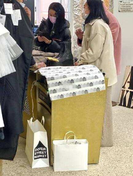 那英伦敦购物被偶遇，仅穿一条紧身裤不怕冷，出行低调收获颇丰