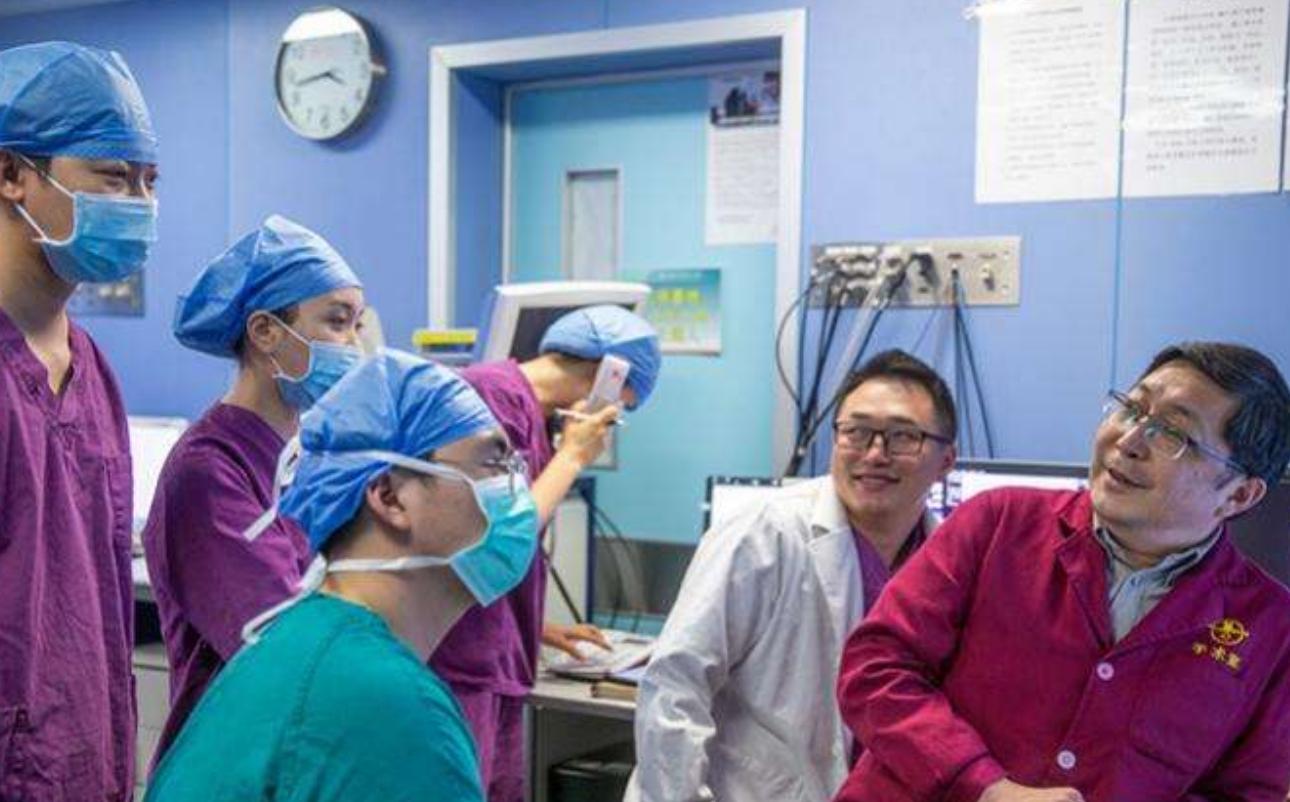 张红医生飞机急救视频,张红医生吸尿救人