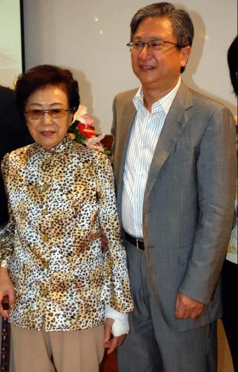 员工婚丧嫁娶视为人生大事，忆阿公，新光金二公主吴欣儒哽咽了