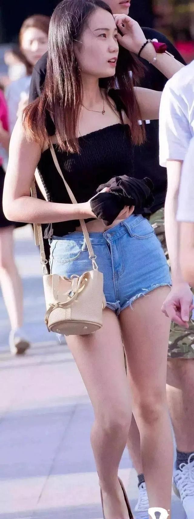 充满活力的打*裤底**穿出最美姿态，勾勒出曼妙身材，气质独特