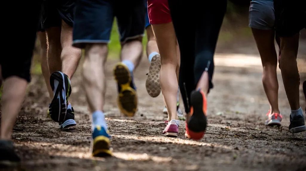 跑进马拉松,正在成为中年男人的新式“*药春**”
