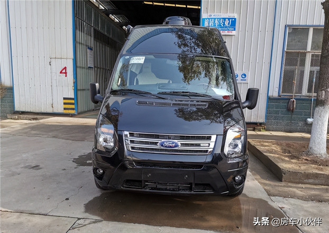 福特房车对比上汽大通原厂房车,高级福特房车改装案例