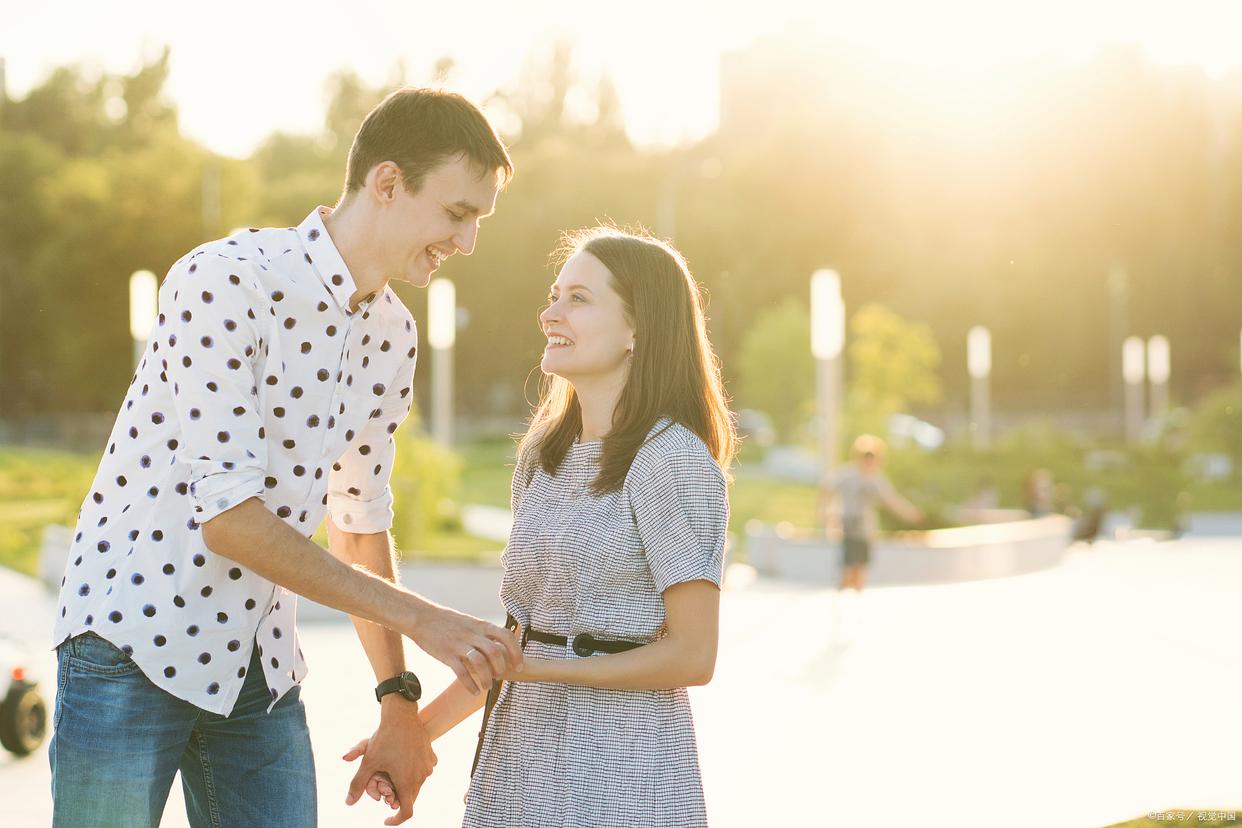 男人肢体语言说明爱,男人喜欢一个女人的肢体表现