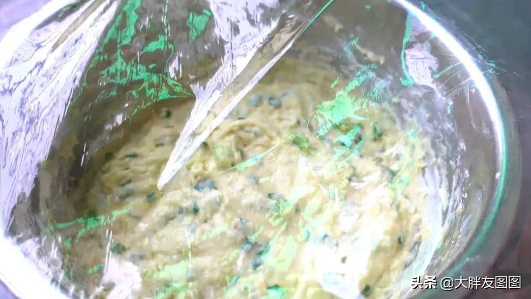 不需要揉面就能做出香喷喷的煎饼,手不沾面就能做的煎饼视频