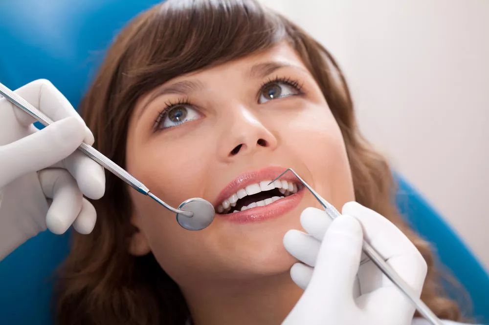 拔牙麻药对人体伤害有多大,牙齿整形需要拔牙伤害身体吗