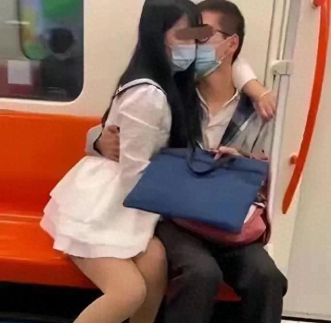 上海地铁情侣不当行为曝光：皮包遮住手*处私**引起关注