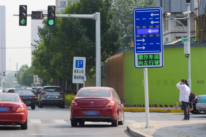 全市首条智能潮汐车道试运行,泰达潮汐车道