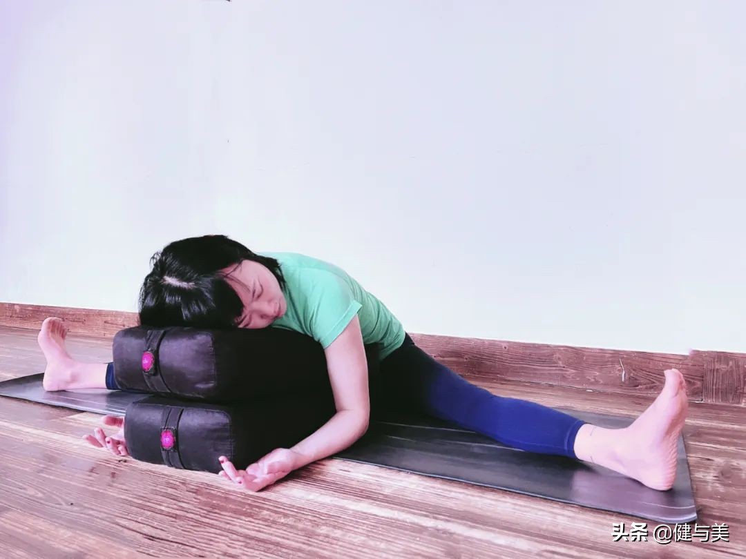 为什么瑜伽坐姿容易弓背,瑜伽束角式总是站不稳