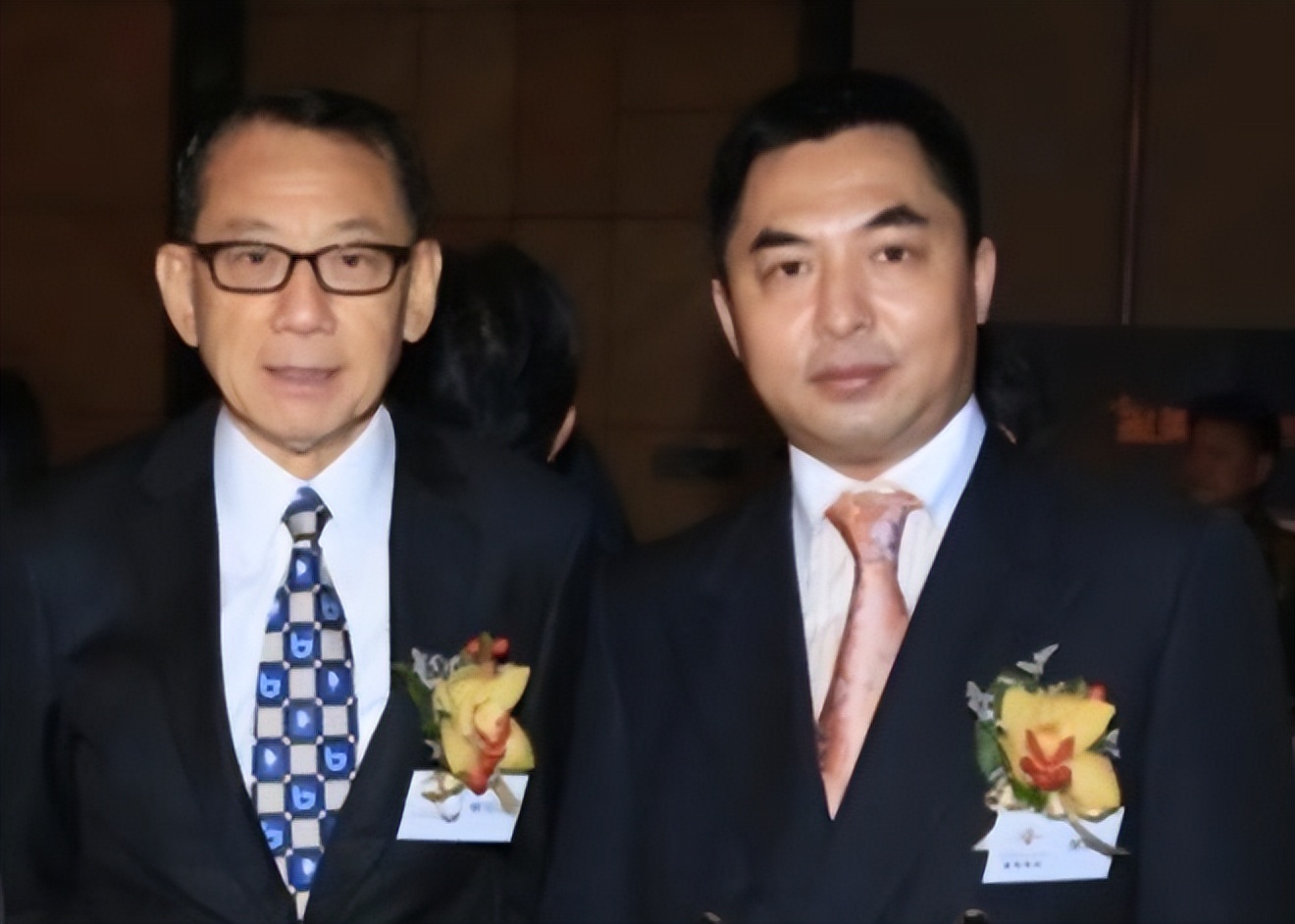 他模仿*昌星赖**的红楼，创办更加奢华的“天上人间”，巅峰时隐退